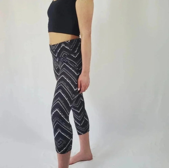 Athleta Zig Zag Relay Capri Leggings - Medium - Picture 7 of 10